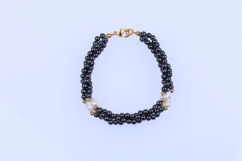 Armband Hematite m.Süsswasser, schwarz weiß, Kugel 3fach gedreht, 4mm, Karabiner goldfarben, 17cm
