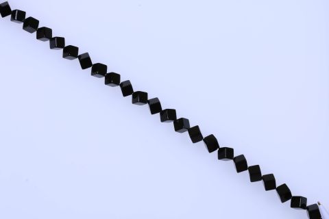 Strang Onyx, schwarz, Würfel quer gebohrt, 10mm, 39cm