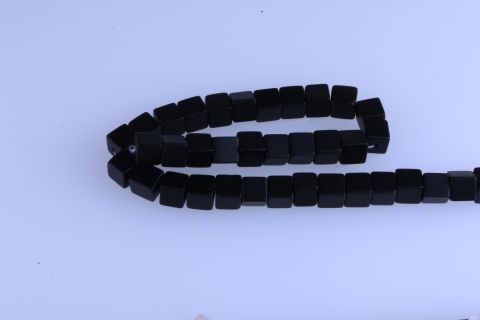 Strang Onyx, schwarz, Würfel matt, 10x10mm, 39cm