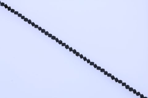 Strang Onyx, schwarz, Würfel matt quer gebohrt, 6x6mm, 39cm