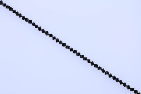 Strang Onyx, schwarz, Würfel quer gebohrt, 6x6mm, 38cm