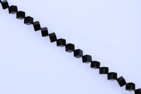 Strang Onyx, schwarz, Würfel quer gebohrt, 14x14mm, 38cm
