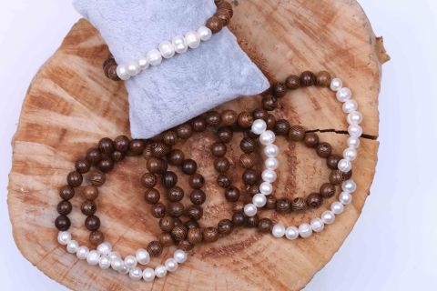  Perlen-Stretch-Armband, mit Sandelholzperlen,weiß-braun Größe:18,5cm , ca. 5.8cm Innendurchmesser; Perlen: 8mm und 8x6~7mm.