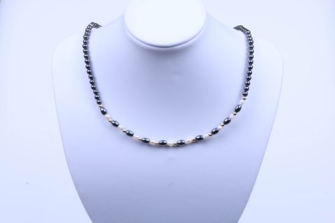 Kette Hematite m.Süsswasser, schwarz weiß, Kugel u.oval, 4mm 3x4mm, Karabiner goldfarben, 43cm m.Verlängerung