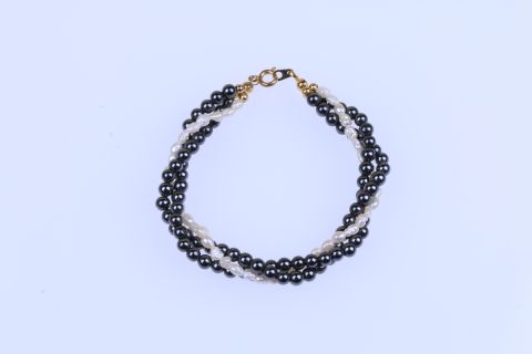 Armband Hematite m.Süsswasser, schwarz weiß, Kugel 3fach gedreht, 4mm, Karabiner goldfarben, 17cm