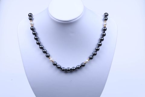 Kette Hematite m.Muschelkernperlen, schwarz weiß, Kugel, 8mm 6mm, Karabiner goldfarben, 80cm m.Verlängerung