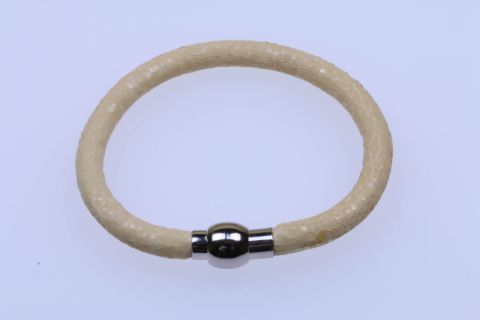 Armreif Rochenleder, creme, 8mm, Magnet silberfarben, 19,5cm