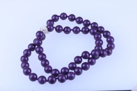 Kette geknotet Muschelkern m. Strass, lila, Kugel,8mm, Magnet silberf, 45cm